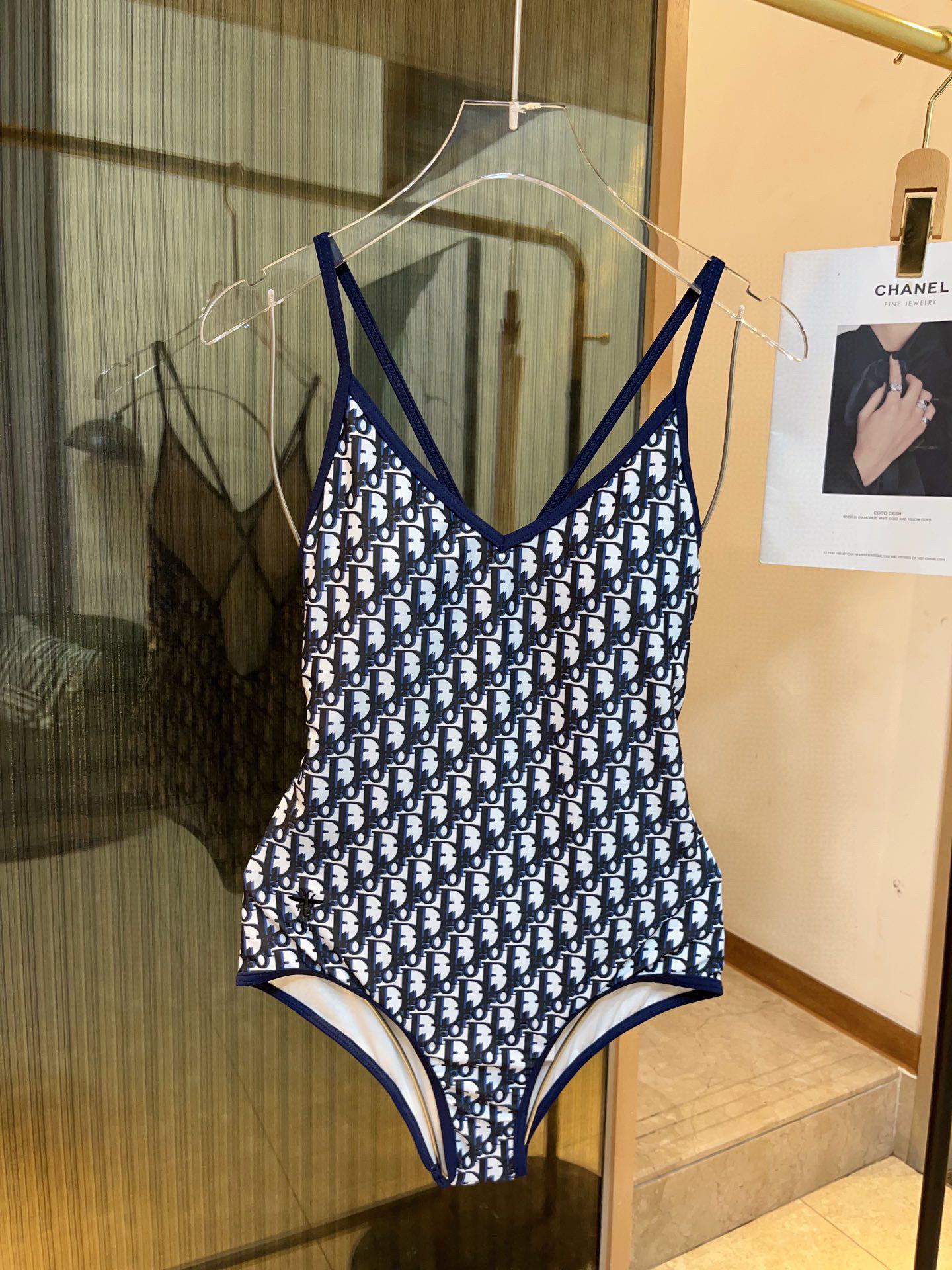 디올  여자 수영복