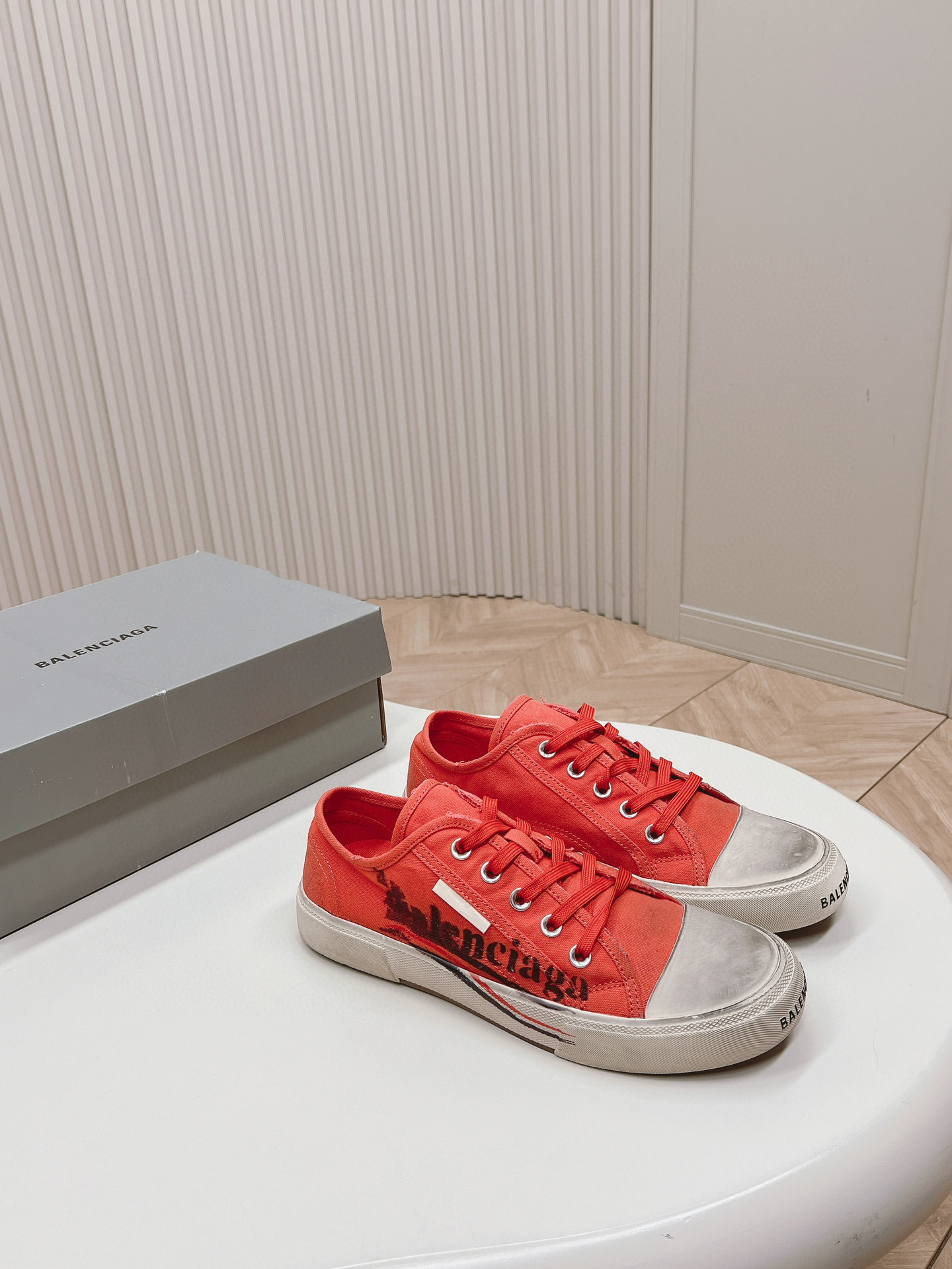 발렌시아가 남녀공용 스니커즈