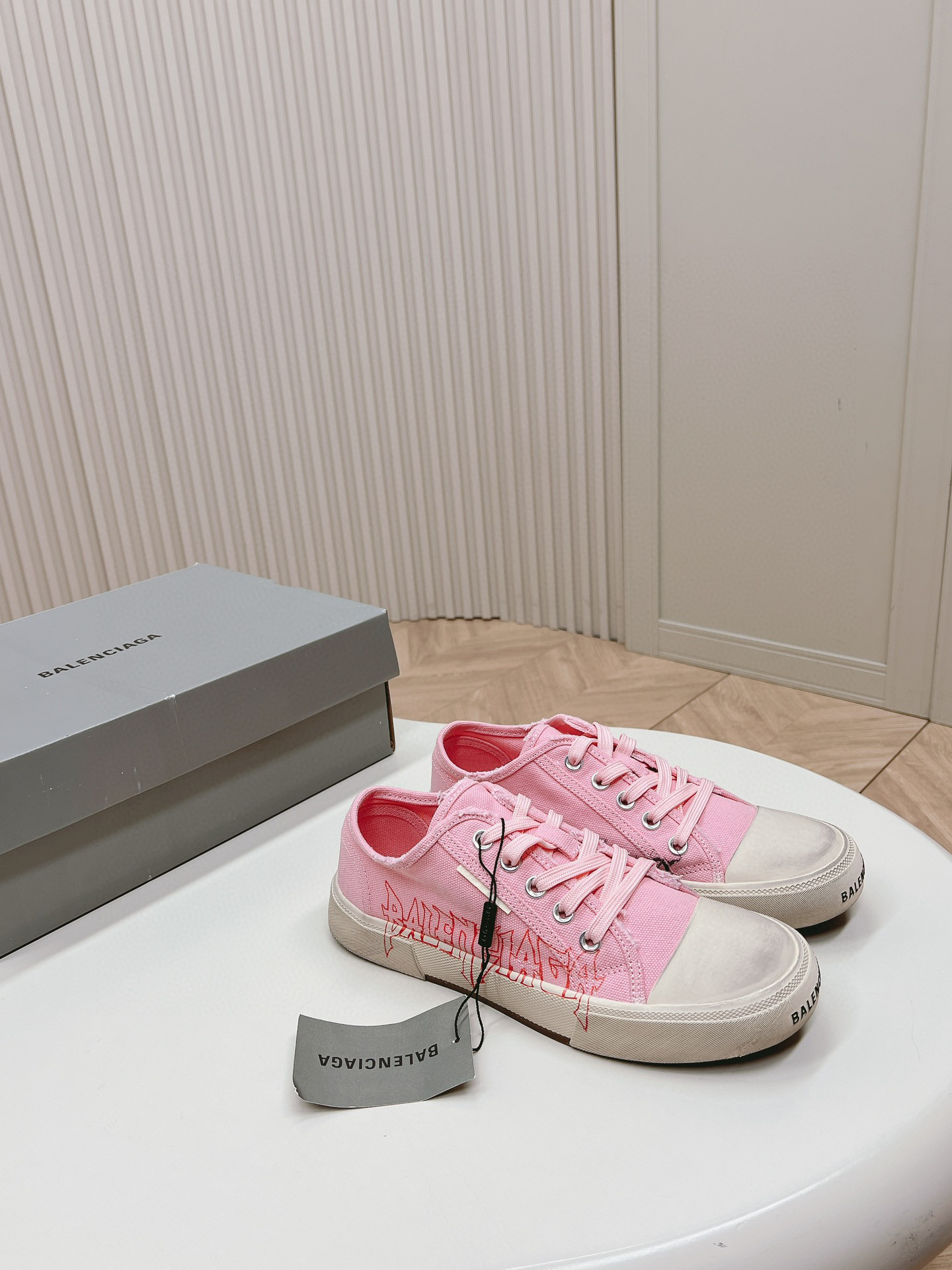 발렌시아가 남녀공용 스니커즈