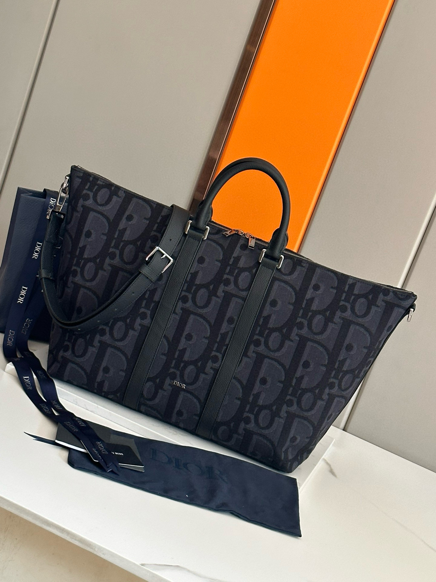 디올 여행가방