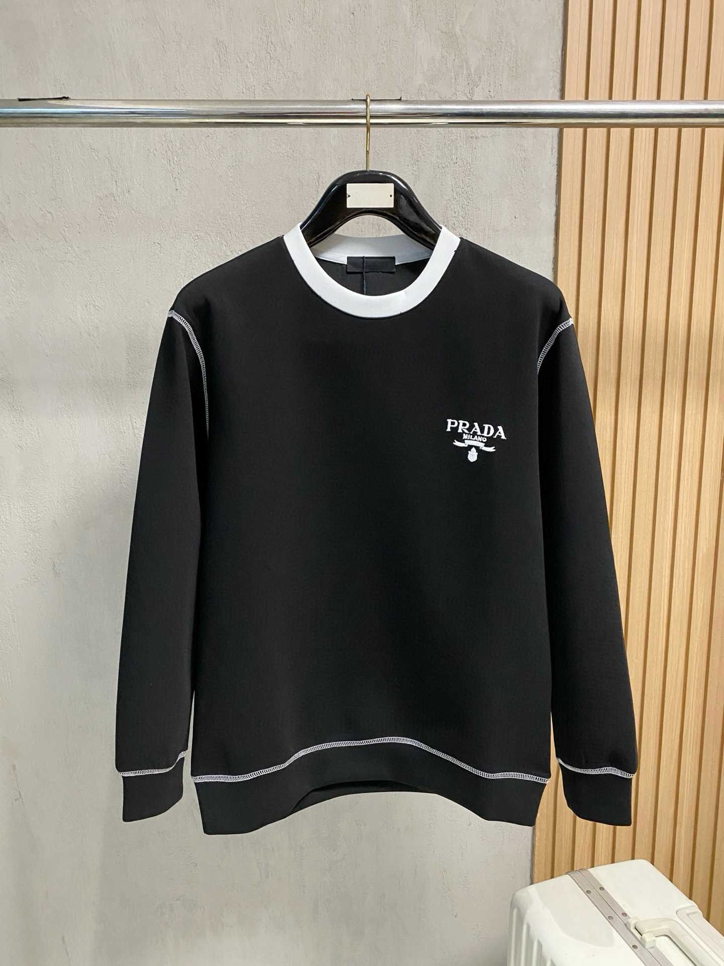 프라다 남자 맨투맨